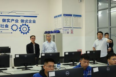 樂山市經(jīng)濟(jì)和信息化局調(diào)研組長黃三友率隊赴公司磷酸鐵鋰廠調(diào)研