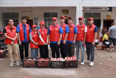 蜀礦青年勇?lián)?dāng) 助力馬邊水蜜桃出山