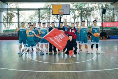 再下一城！蜀能礦產(chǎn)男籃隊(duì)以小組賽第一昂首挺進(jìn)半決賽！