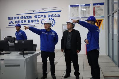 樂山市經(jīng)濟信息化局黨組成員、副局長譚瑞鵬一行赴蜀能礦產(chǎn)磷酸鐵鋰廠調(diào)研